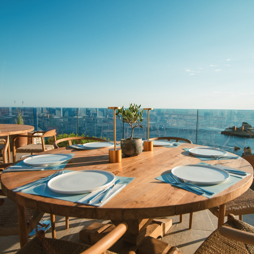 Dining tables<br>
Outdoor & Indoor Collection