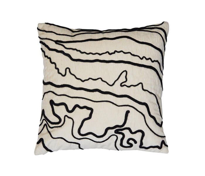 36.7277.0004: διακοσμητικό μαξιλάρι μπεζ με μαύρο ανάγλυφο σιρίτι, (φερμουάρ)