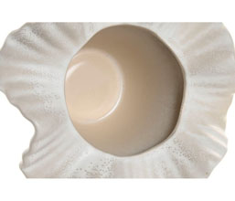 15.7308.0967: Διακοσμητικό βάζο κεραμικό off-white με κυματιστό τελείωμα