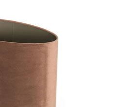 16.7277.0066: Φωτιστικό επιτραπέζιο, βάση μέταλλο χώμα μαύρο matt, καπέλο οβάλ υφή velour καφέ.