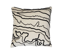 36.7277.0004 - διακοσμητικό μαξιλάρι μπεζ με μαύρο ανάγλυφο σιρίτι, (φερμουάρ)

