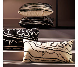 36.7277.0004: διακοσμητικό μαξιλάρι μπεζ με μαύρο ανάγλυφο σιρίτι, (φερμουάρ)