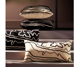 36.7277.0005: διακοσμητικό μαξιλάρι μπεζ με μαύρο ανάγλυφο σιρίτι, (φερμουάρ)