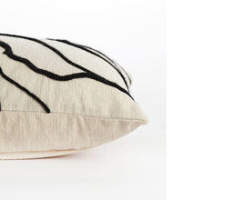 36.7277.0005: διακοσμητικό μαξιλάρι μπεζ με μαύρο ανάγλυφο σιρίτι, (φερμουάρ)